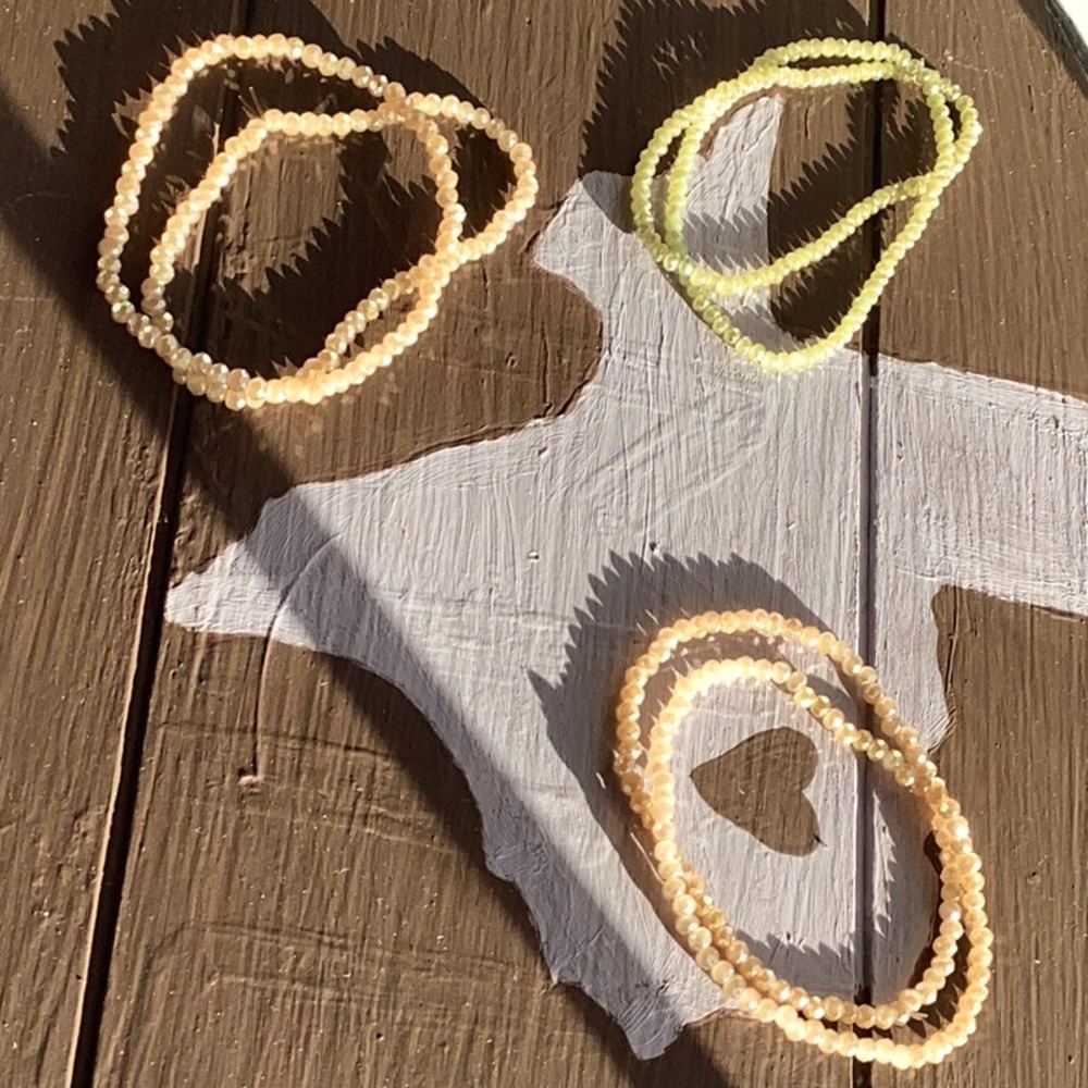 6 pulseras de piedritas de colores verde y salmón